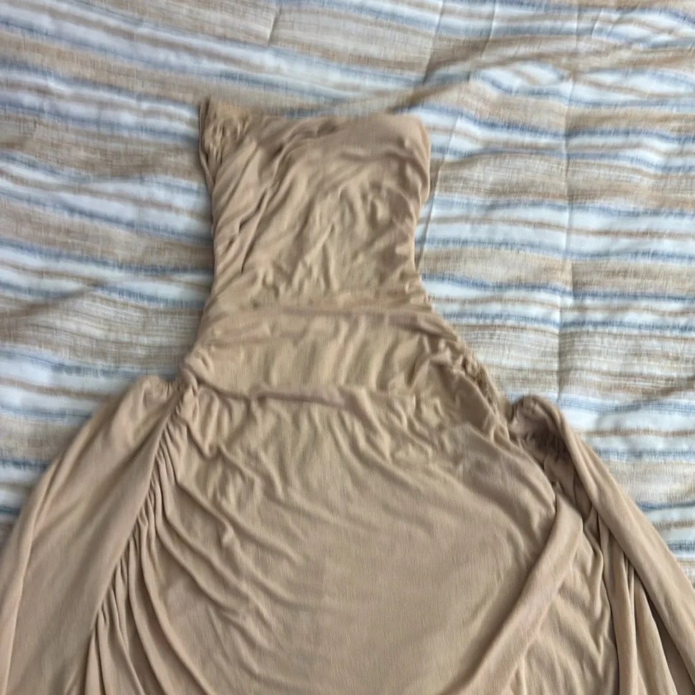 Elegant Backless Beige Dress - Picture 5 of 12